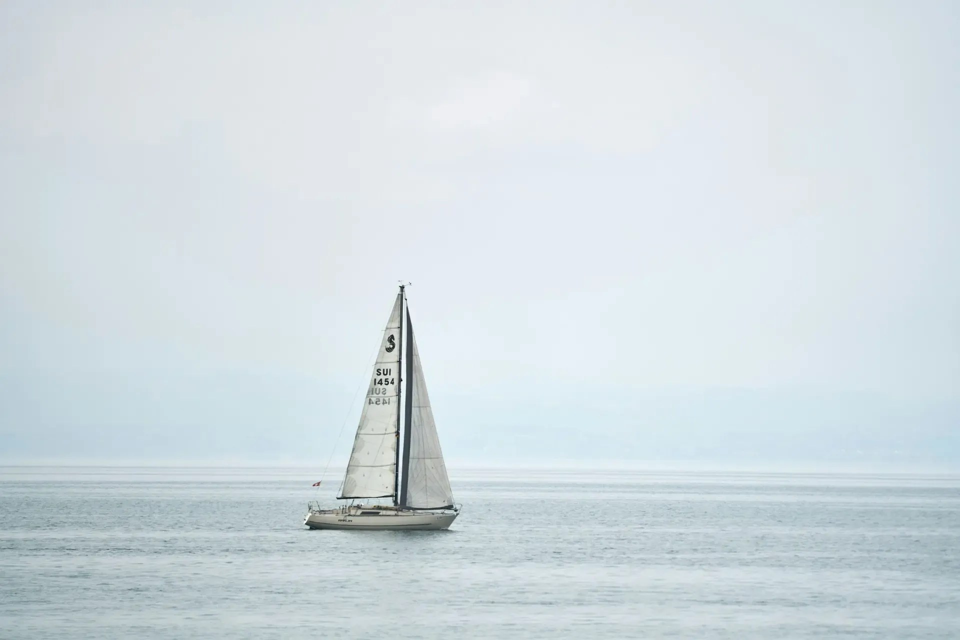 Départ de transatlantique, un voilier toute voile dehors vu par le travers.