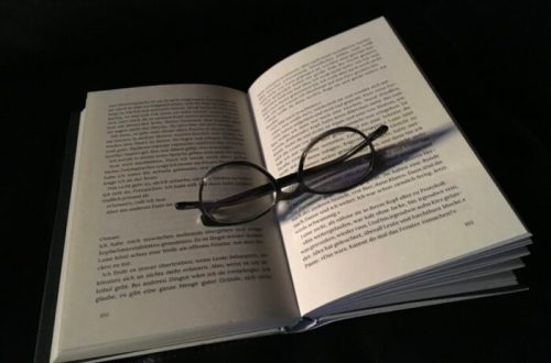 Buch mit Lesebrille