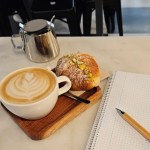 Cappucchino und Pistaziencroissant im Café Onia