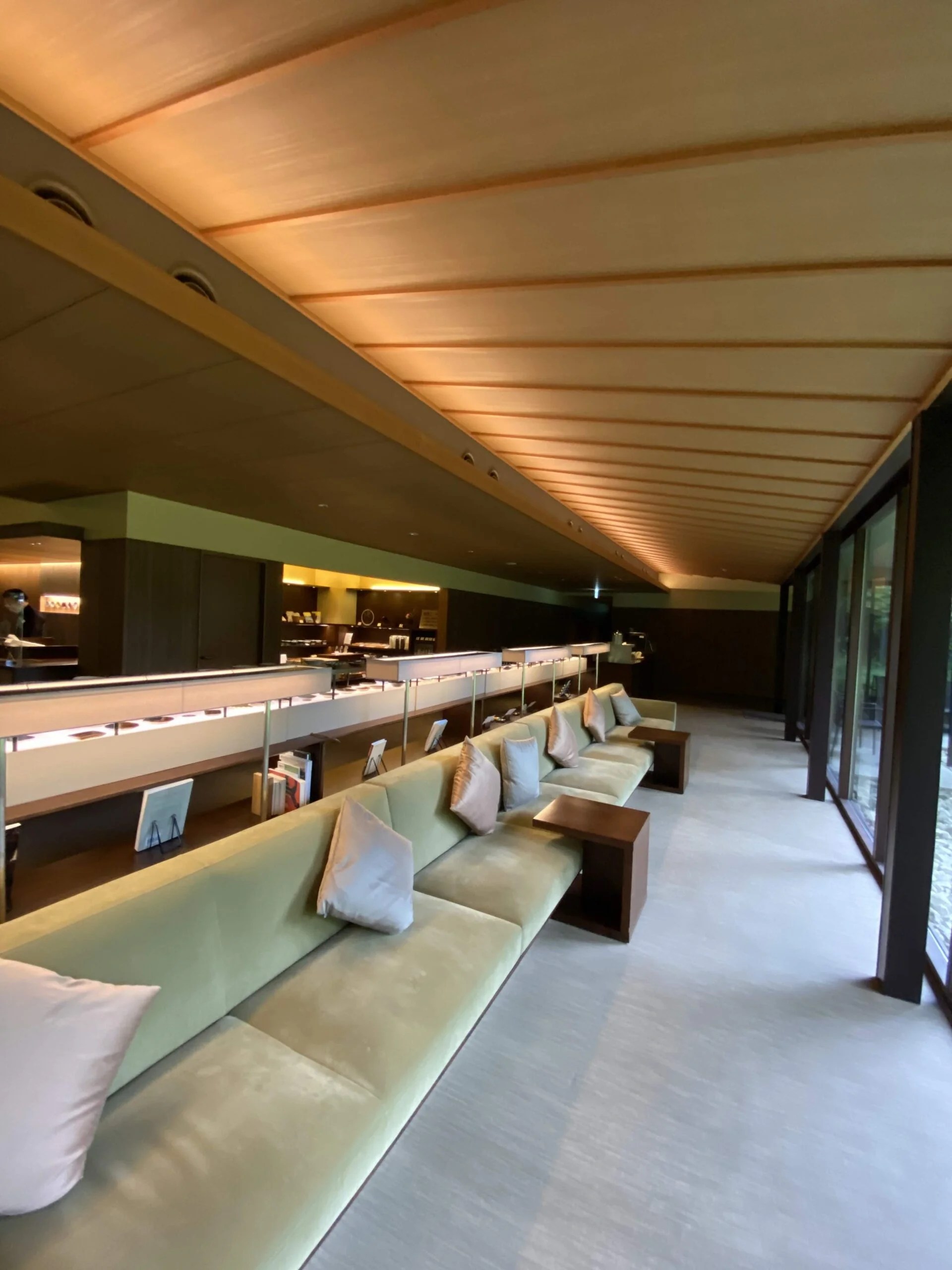 ロビーのソファ