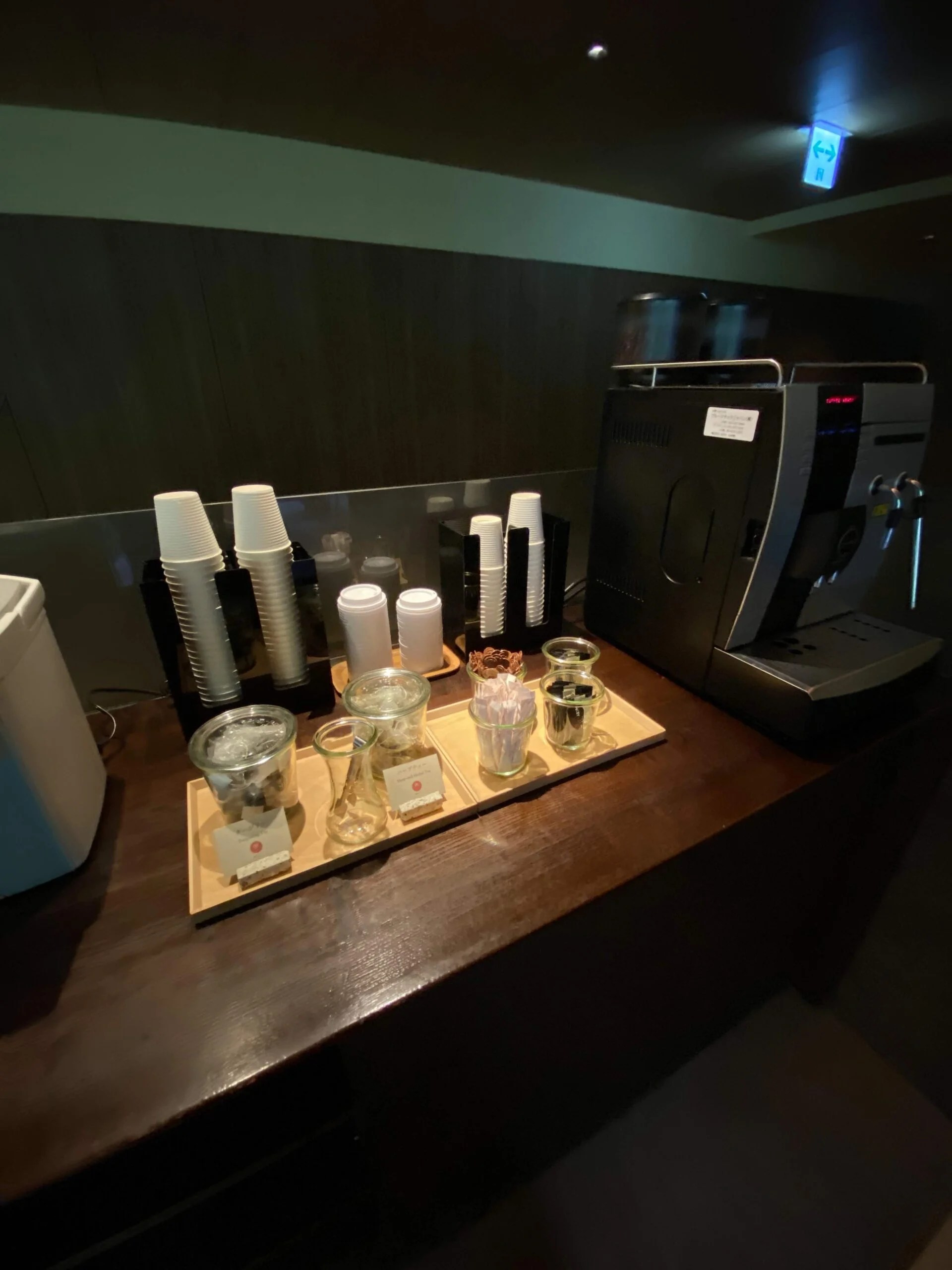 売店の前のドリンクコーナーその２