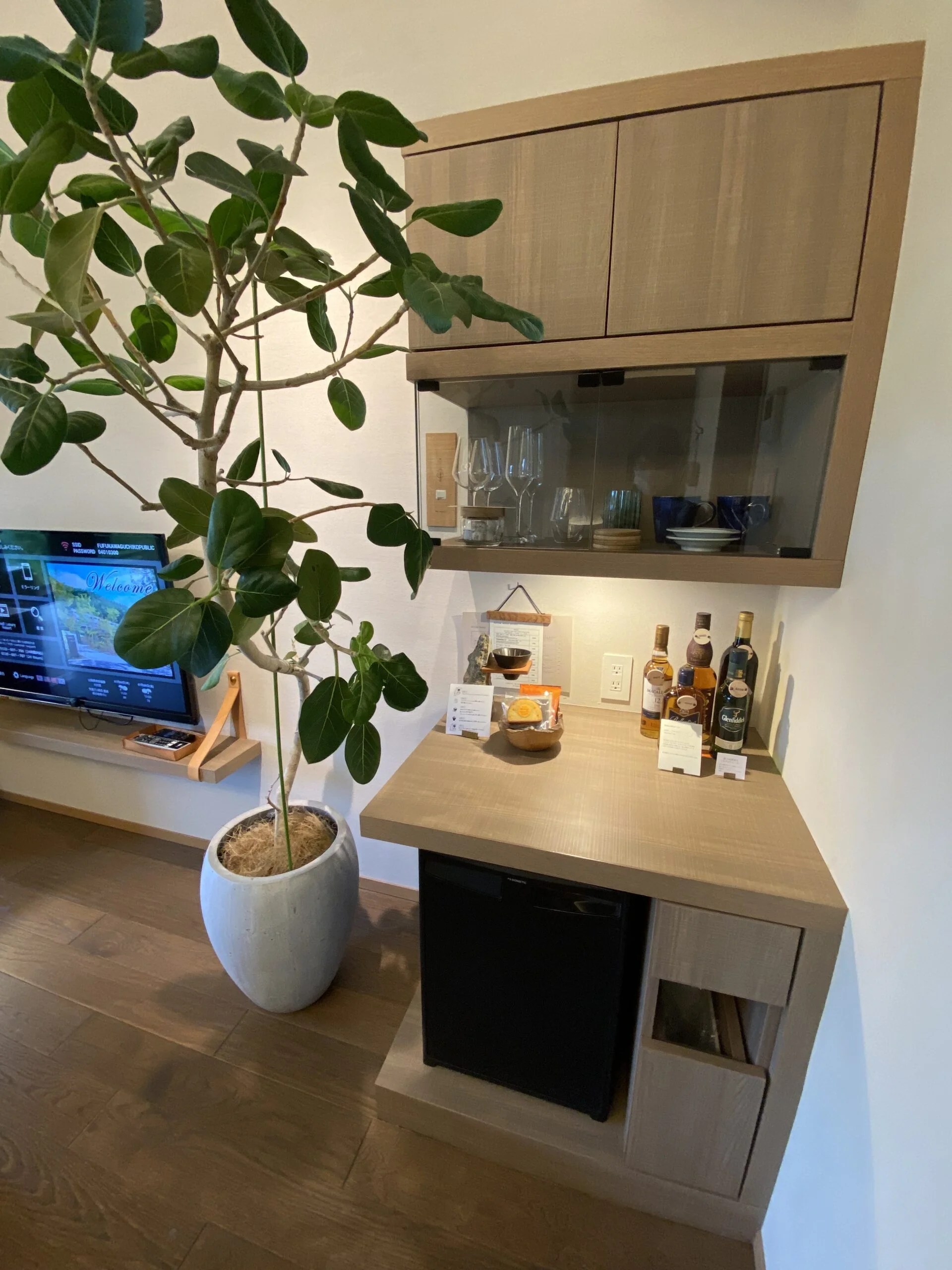 冷蔵庫とグラス類、お酒やコーヒー等がおかれているコーナー