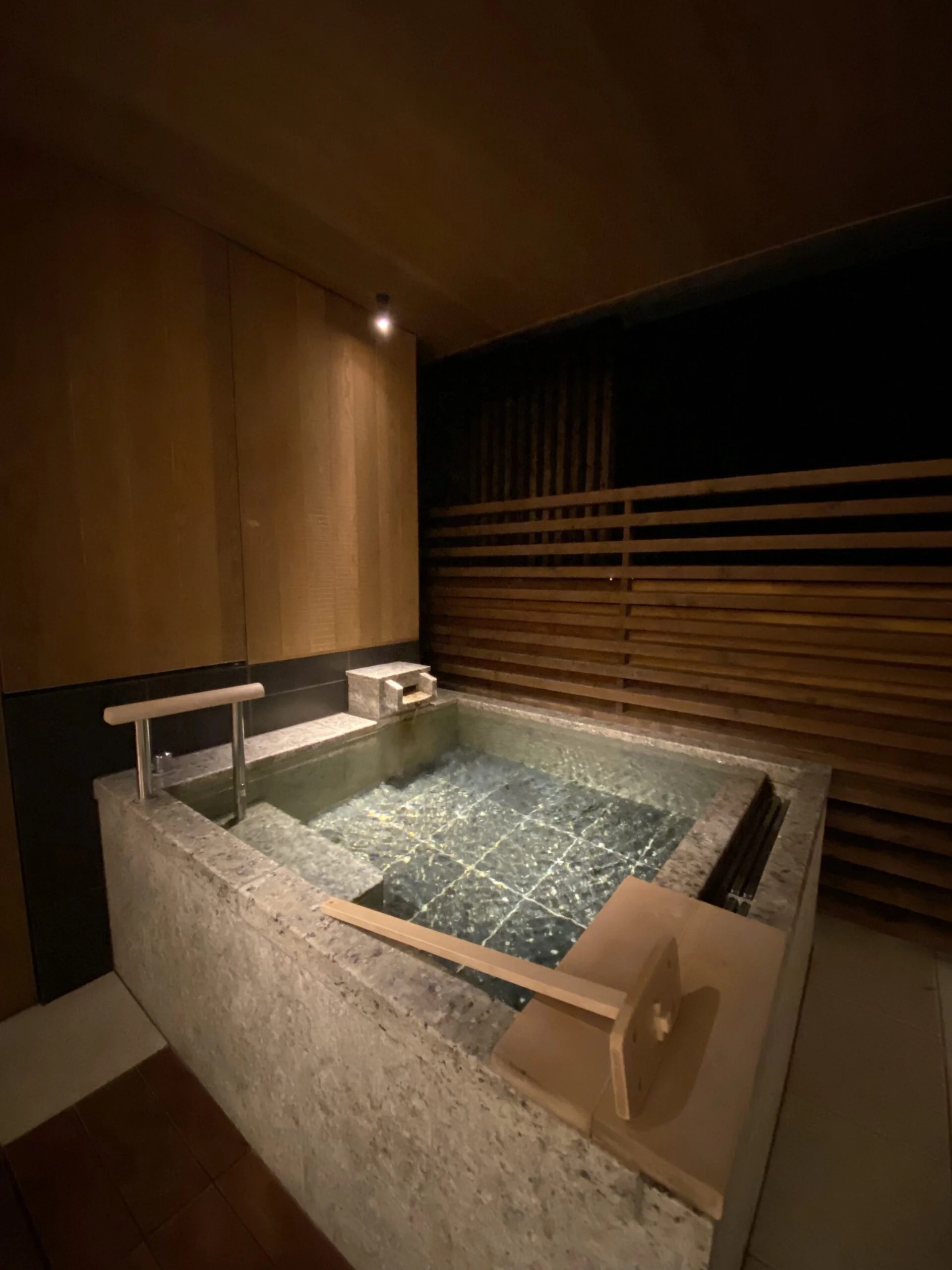 夜の客室露天風呂