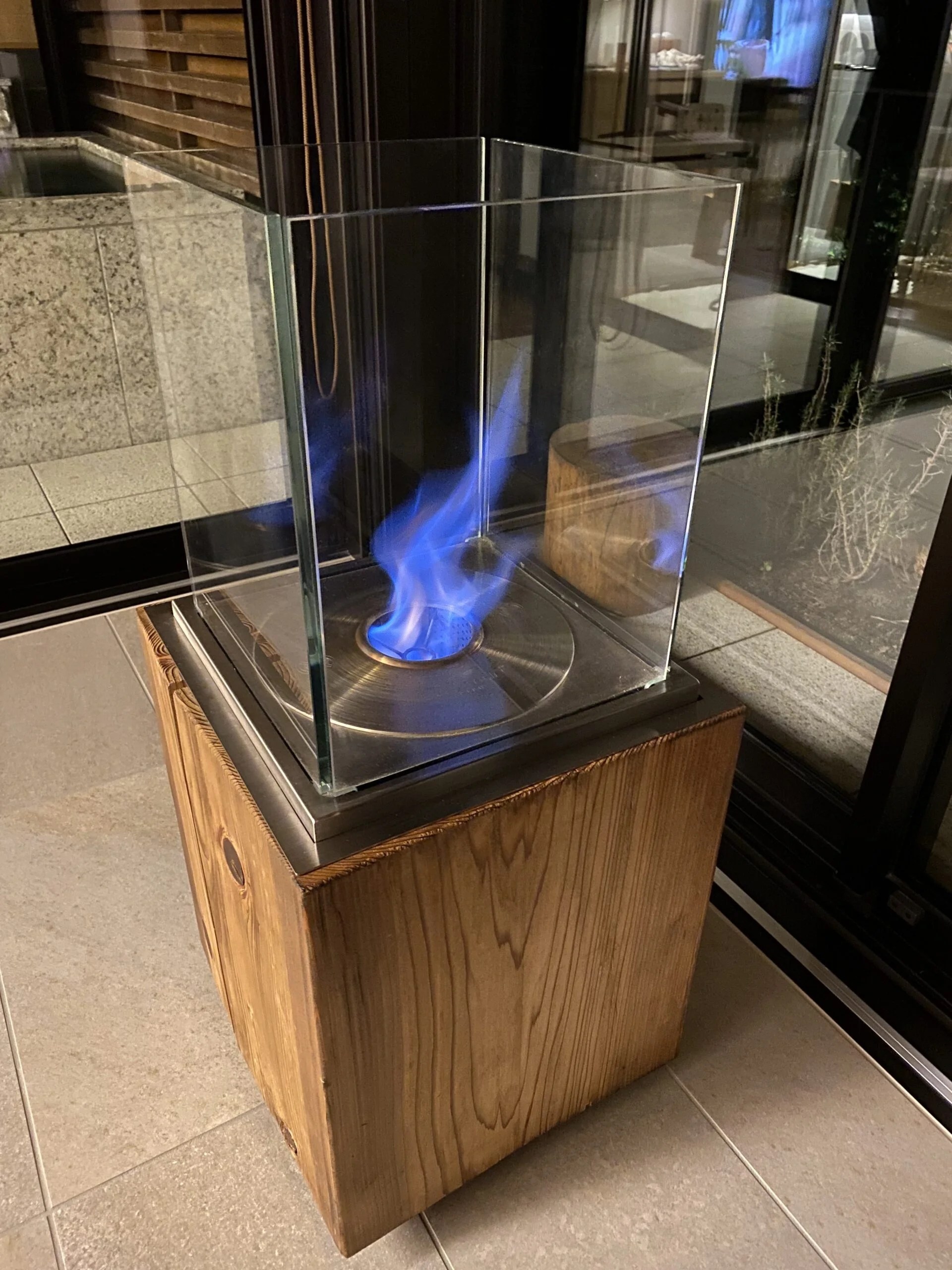 火のついたエタノール暖炉