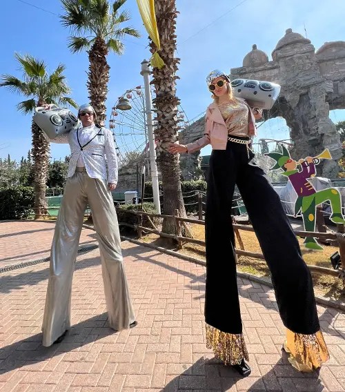 Disco ξυλοπόδαροι σε θεματικό πάρτι
