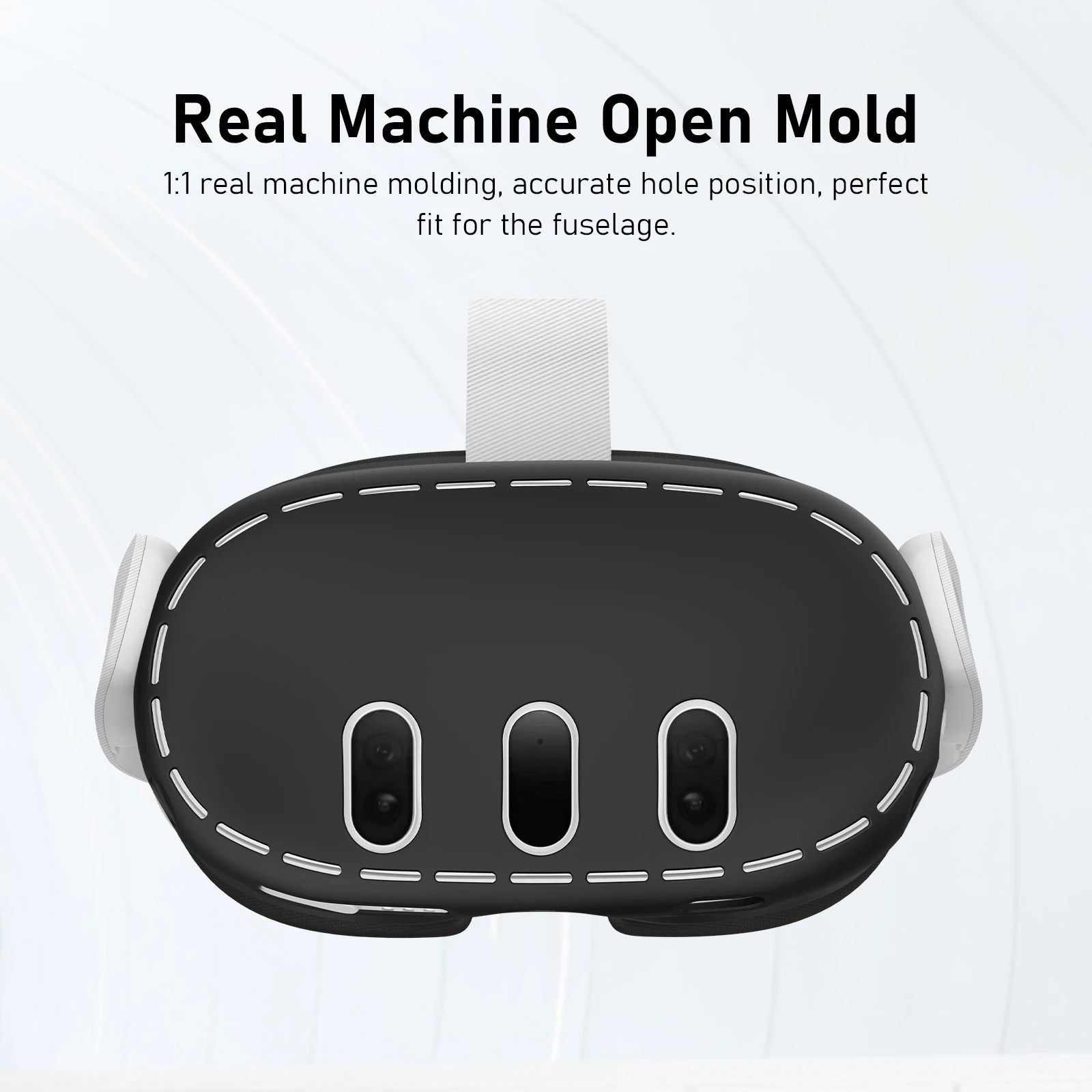 Sort headset-cover med tre udskæringer til kameraerne og hvide konturer, der markerer udskæringerne og kanterne. Teksten "Real Machine Open Mould" og en beskrivelse af pasformen kan ses ovenfor.