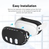 Sort silikonecover til Meta Quest 3 vist separat fra et hvidt Meta Quest 3-headset med blå pile, der illustrerer installationsprocessen. Teksten "Easy Installation" og en beskrivelse af installationstrinnene er synlige ovenfor.