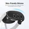 Nærbillede af et sort silikonecover til Meta Quest 3 Headset med tre udskæringer til kameraerne. Teksten på billedet beskriver coveret som hudvenligt silikone med egenskaber som ridse-, stænk- og smudsafvisende.