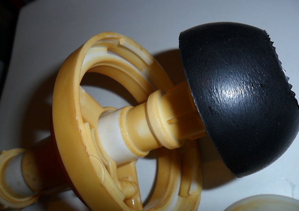 Резиновая груша на стыке унитаза и смесителя