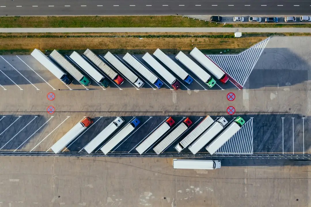 Caminhões estacionados em centro logístico ilustram a compra da RXO pela C.H. Robinson