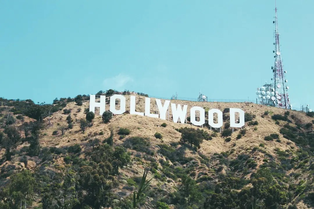 Letreiro de Hollywood ilustra a fusão entre Paramount e Warner Bros. Discovery no mercado de mídia