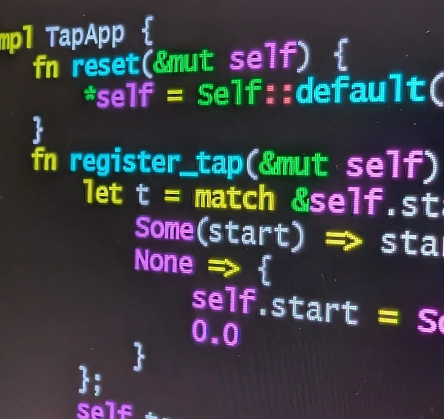 Código de programação exibido em notebook durante análise de segurança