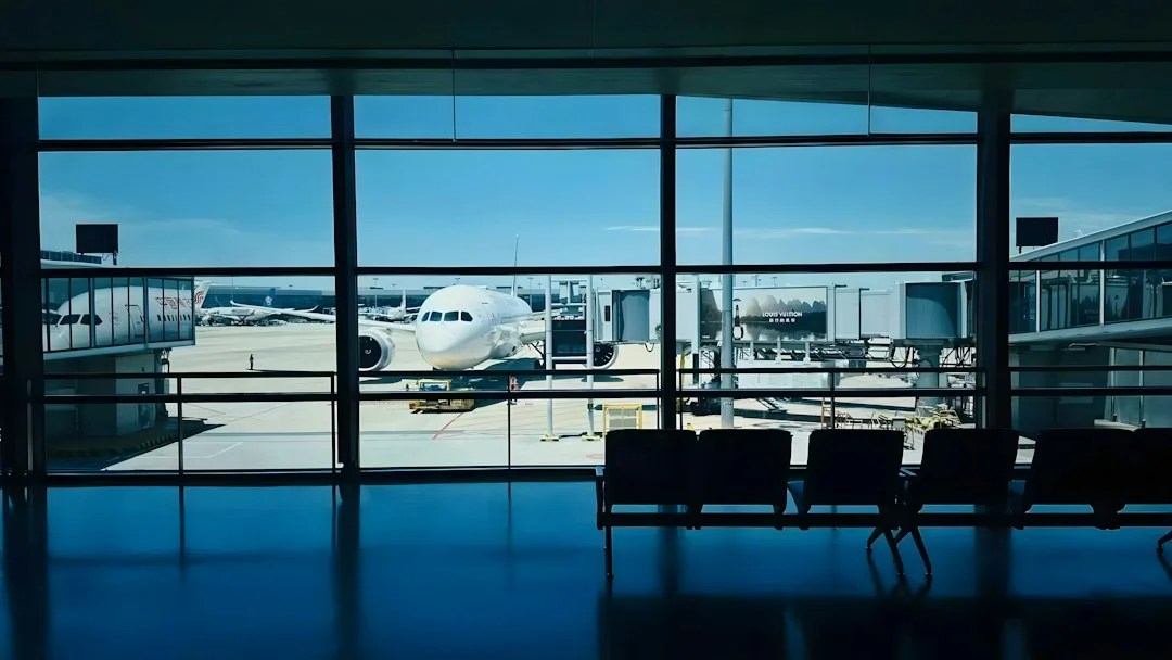 Aeronave estacionada em aeroporto internacional, ilustrando a suspensão de voos para Riad
