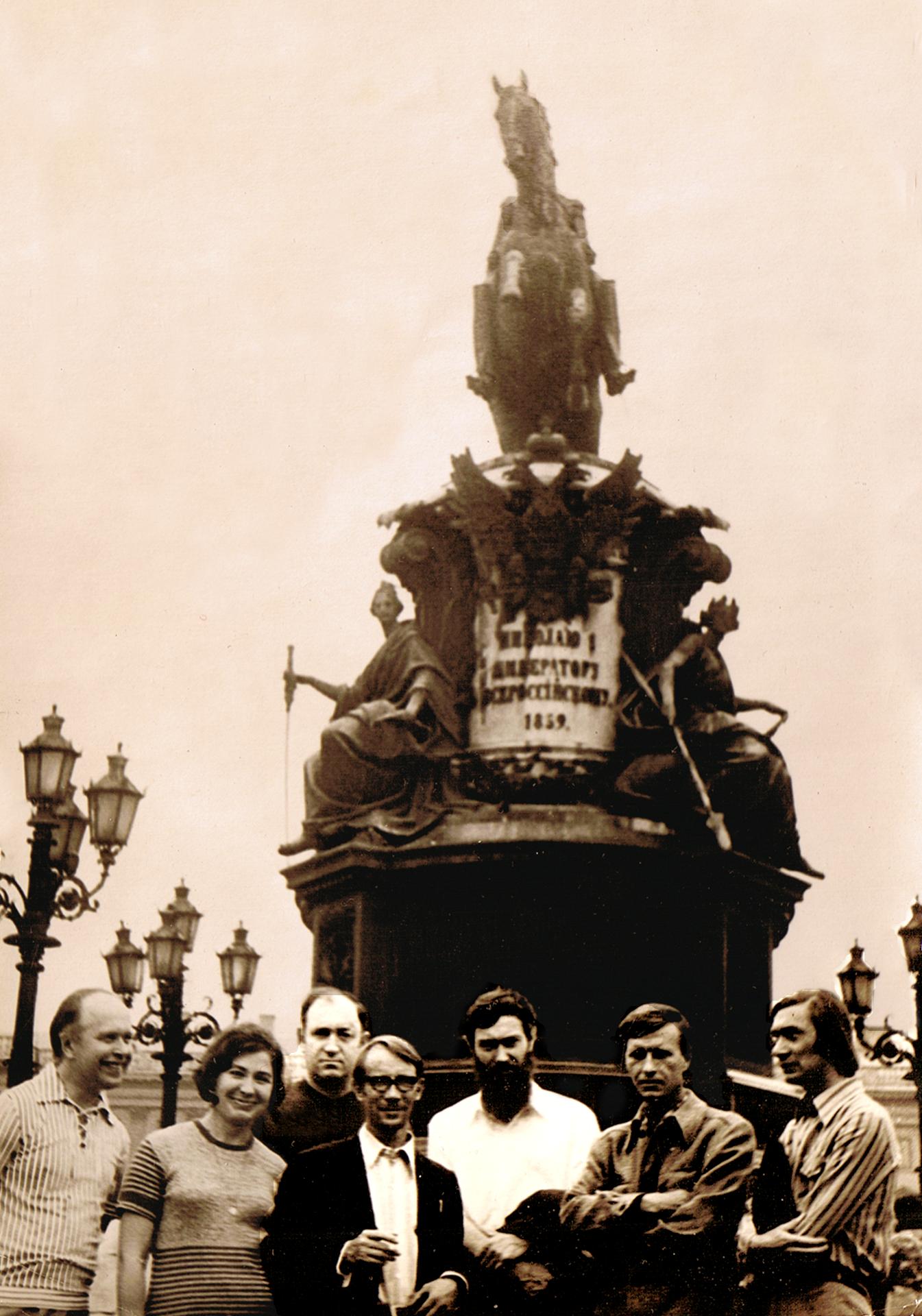 Ю. Бузин, неизвестная, Г. Бочеваров, В. Платонов, Е. Вагин, Л. Бородин, А. Сударев. (г. Ленинград, 1975 г.)