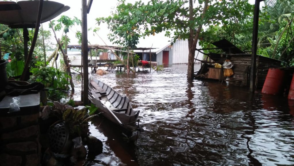 Pertama dalam Sejarah! Banjir Merendam Rumah-Rumah di Danau Sembuluh –  WALHI Kalimantan Tengah