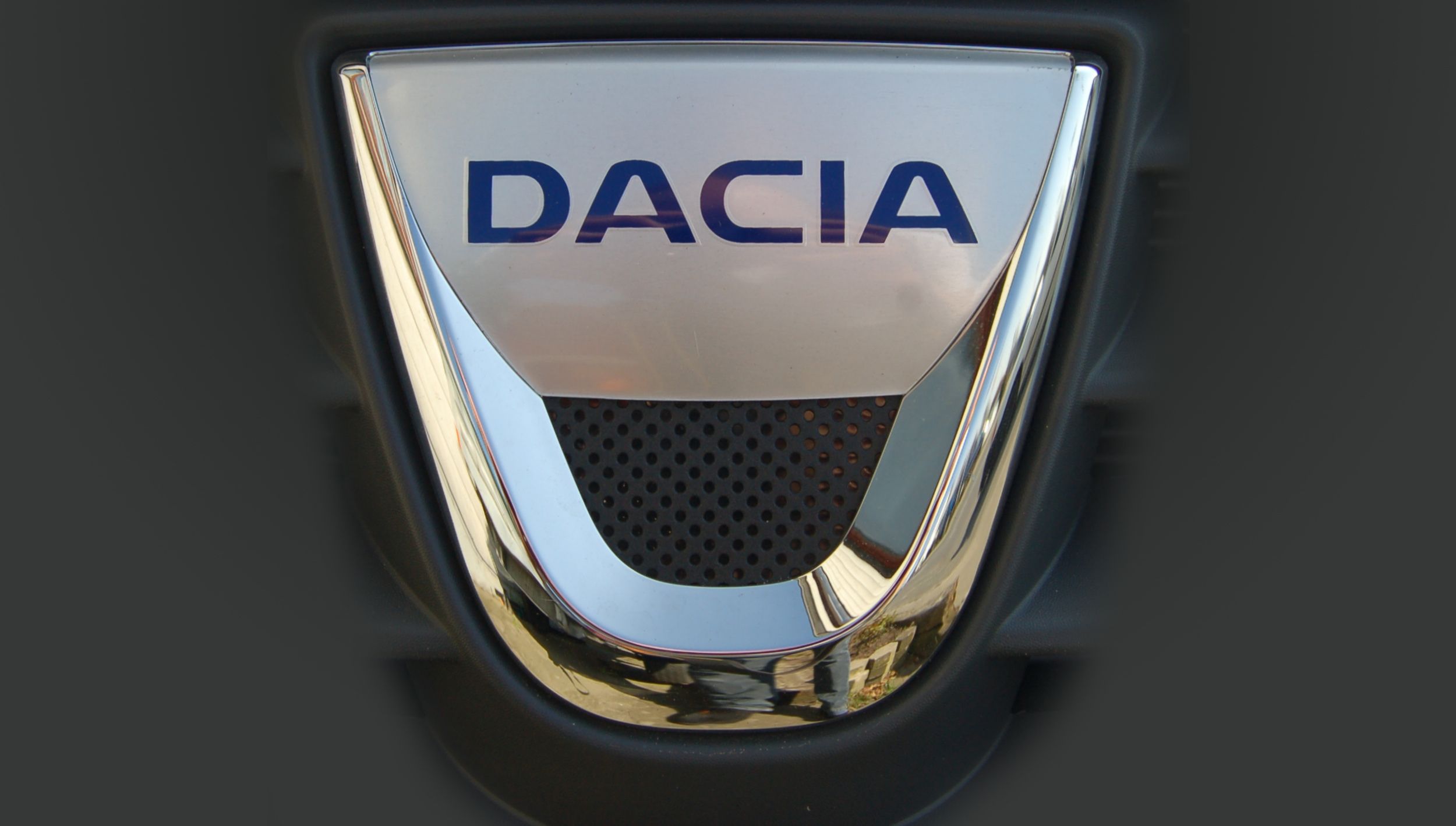 Logo de dacia surmonté de l'emblème de la marque, identité visuelle présentée 2021. Dacia Logo Wallpapers Wallpaper Cave