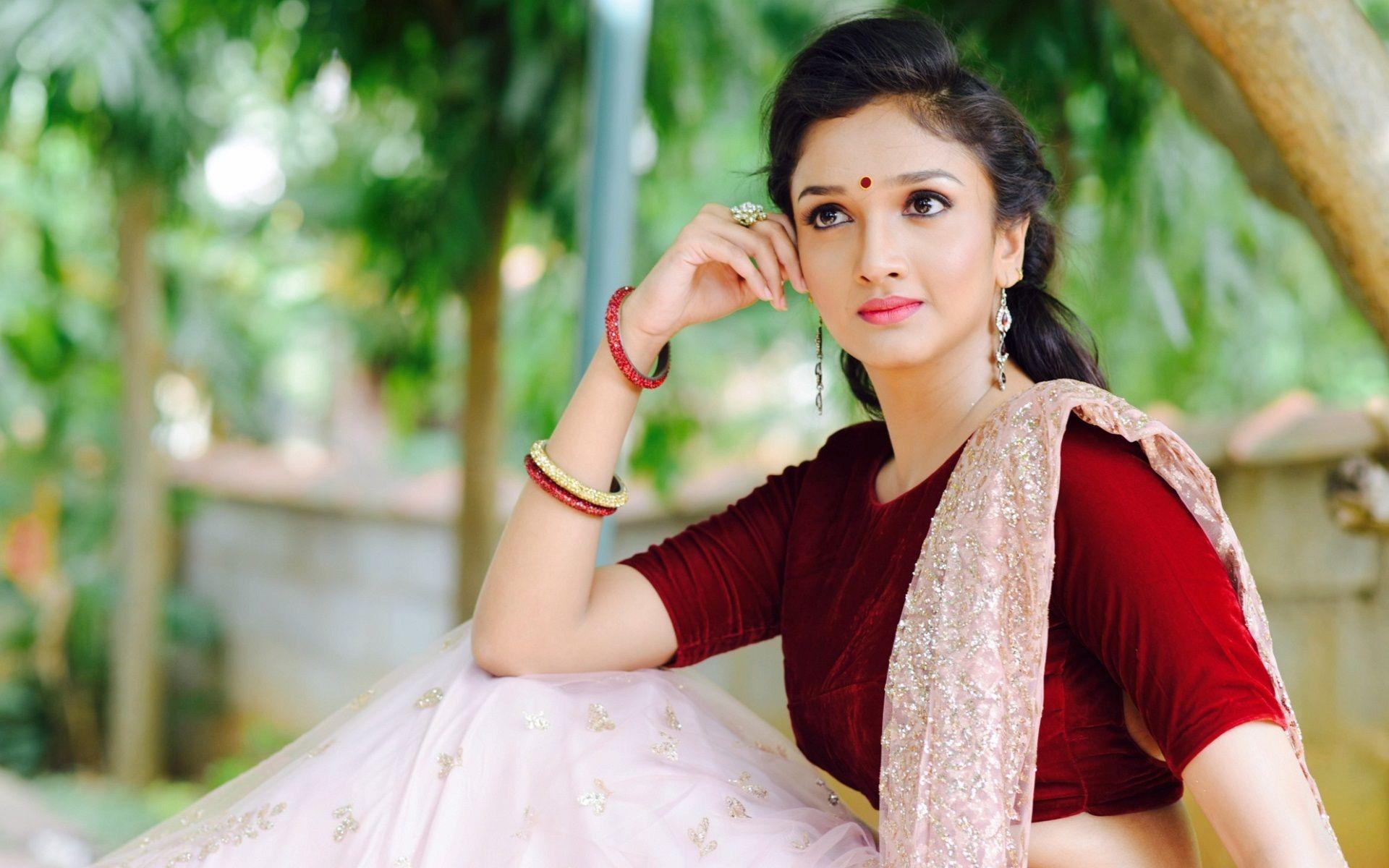 Unduh Gratis Gambar Simple Indian Girls Wallpapers Free Download Terbaru by Lampunghits.com