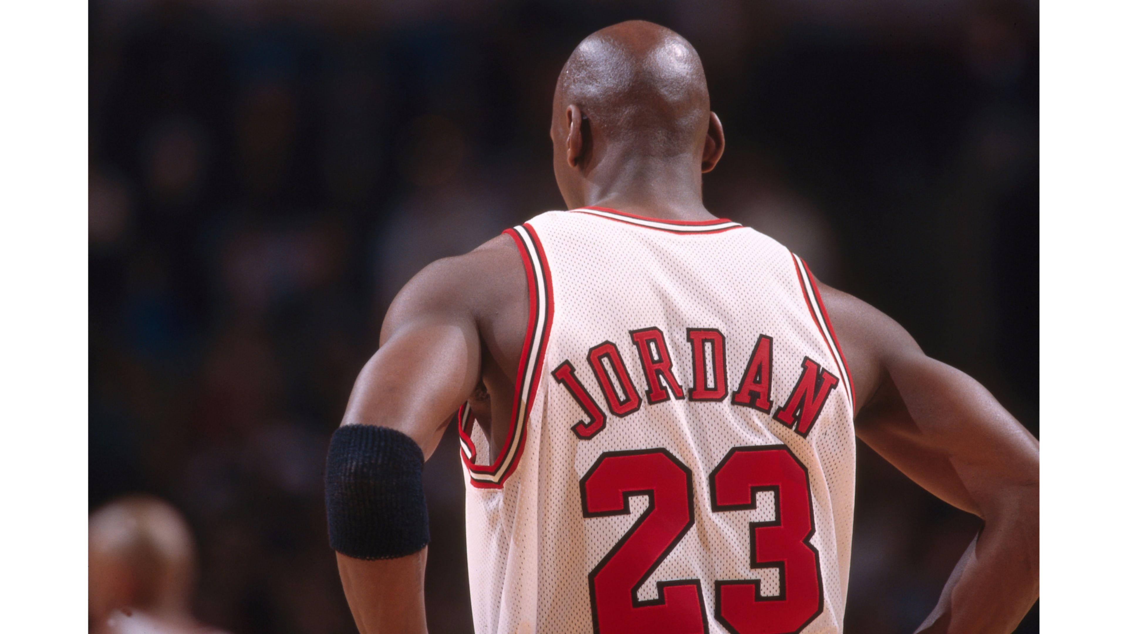 Movies these days are a lot flashier than they are substantial. Michael Jordan Bulls Jersey Wallpapers Wallpaper Cave