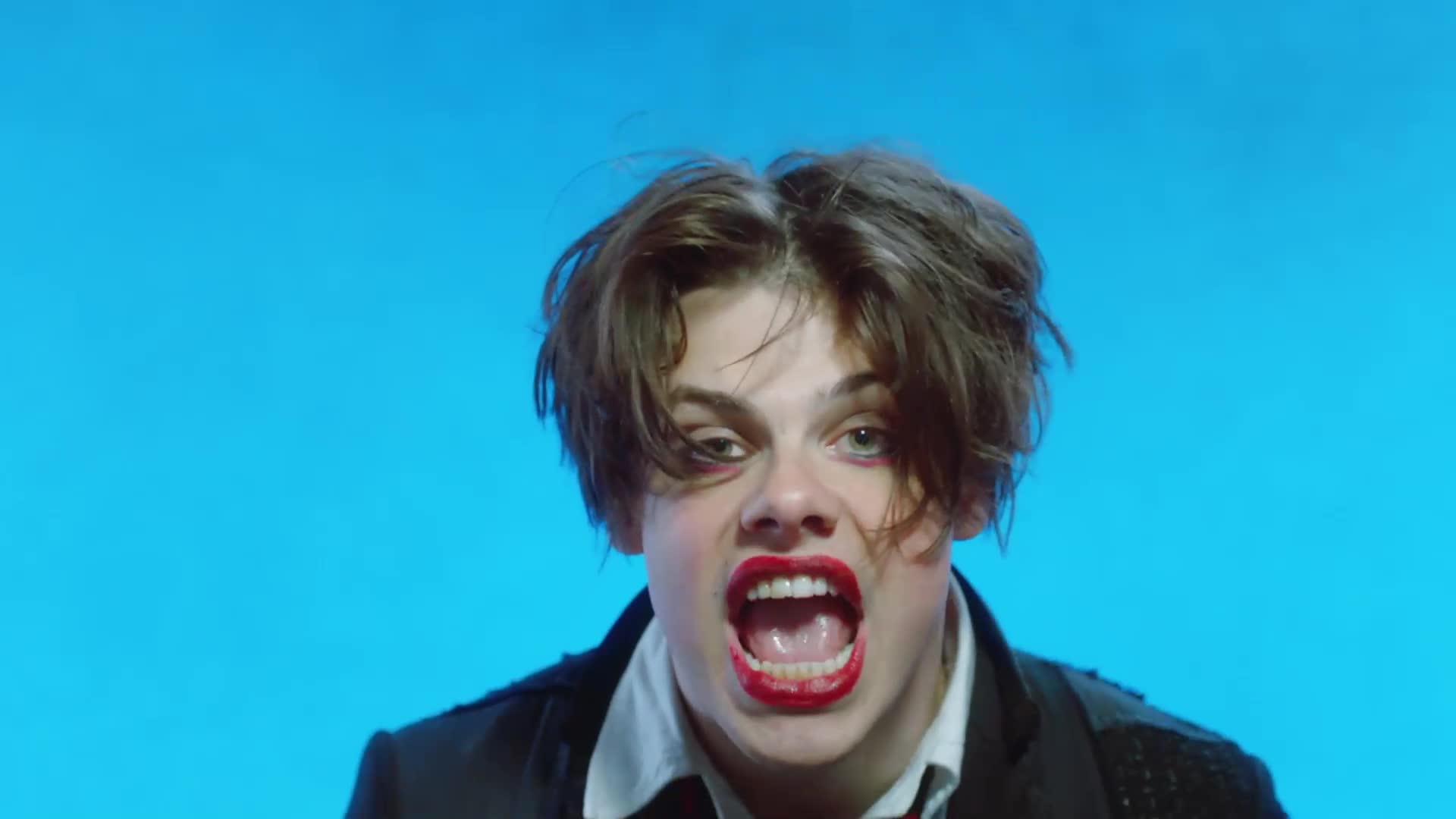 Some of the vocal performance's character and muddies the microphone's tone. Landscape Yungblud Desktop Wallpaper - Popular Century