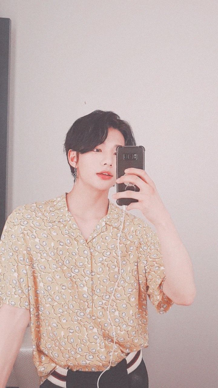 During hyunjin's turn he put on curly hair and big lips. Hwang Hyunjin Aesthetic Wallpapers - Wallpaper Cave