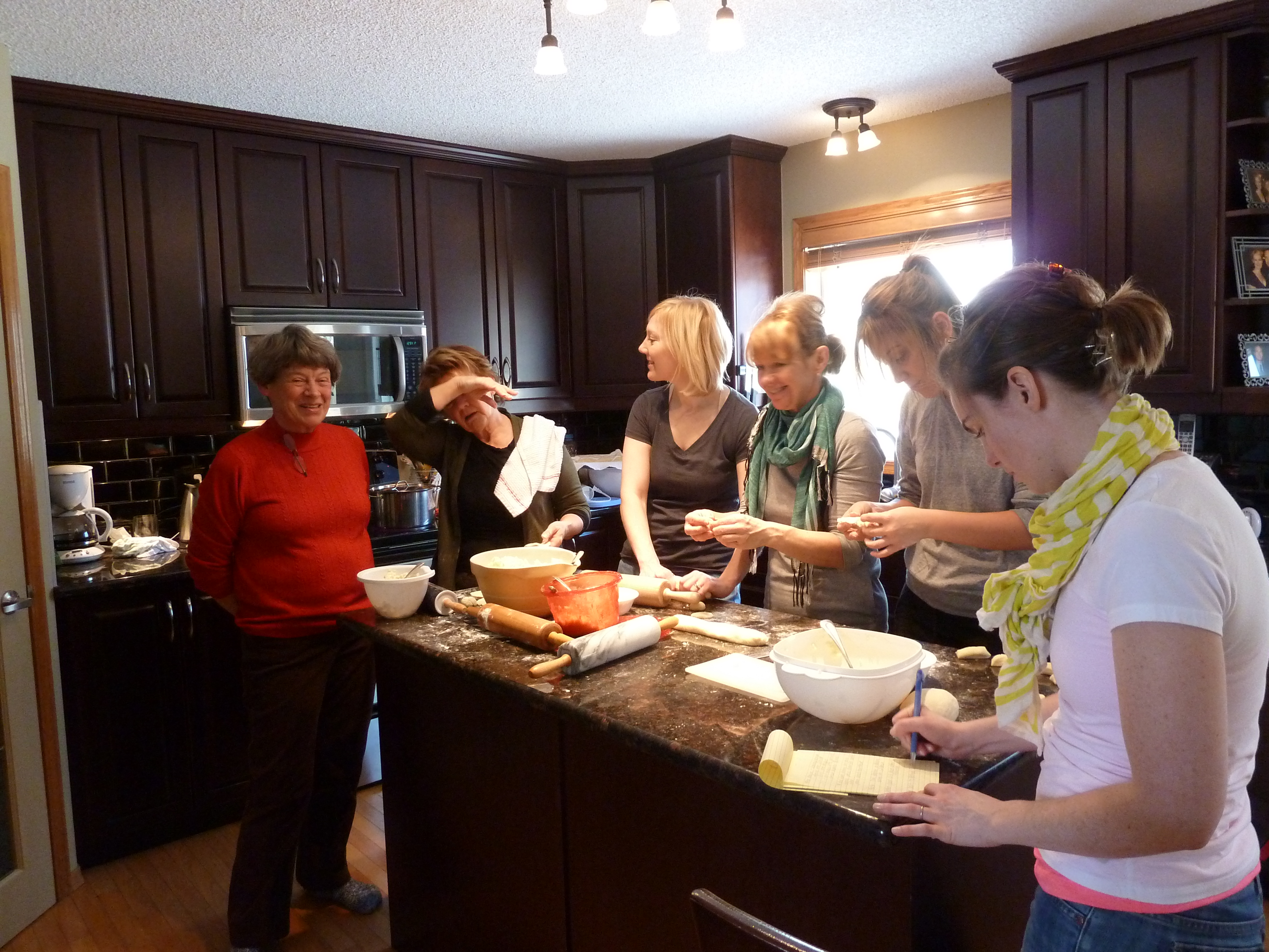 Mom, Dramatic Auntie Anne (does it run in the family?), cousin Carlee, Auntie Ev, Cousin Celeste, Cousin-in-law Caitlin