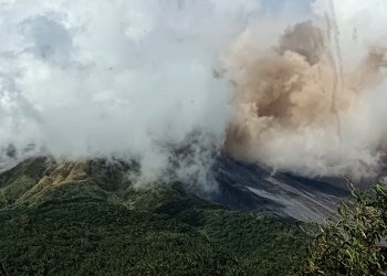 Mitigasi erupsi Gunung Karangetang, sebanyak 77 penduduk dievakuasi. Foto BNPB.