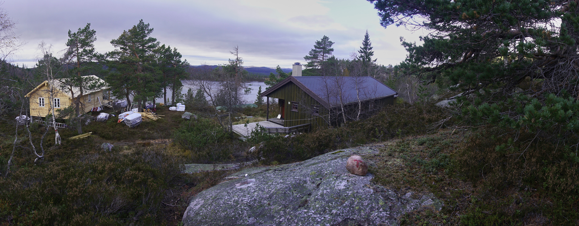 Rechts die Grunnetjørnsbu und links der Rohbau der Sikringsbua