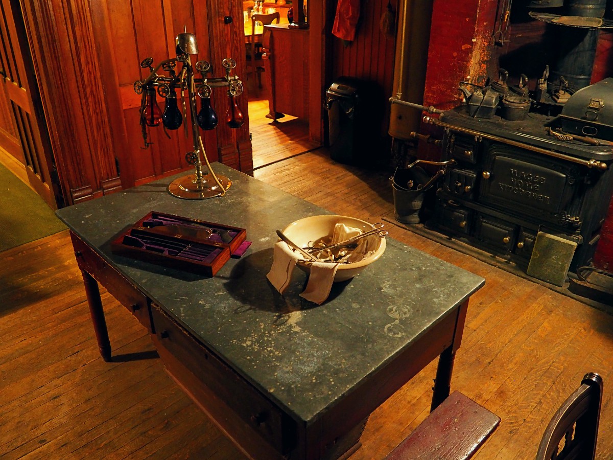 Dr Best House Operating Table