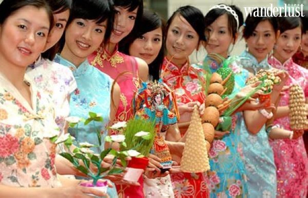 Những cô gái thể hiện sự khéo léo trong Lễ Thất Tịch ở Trung Quốc.