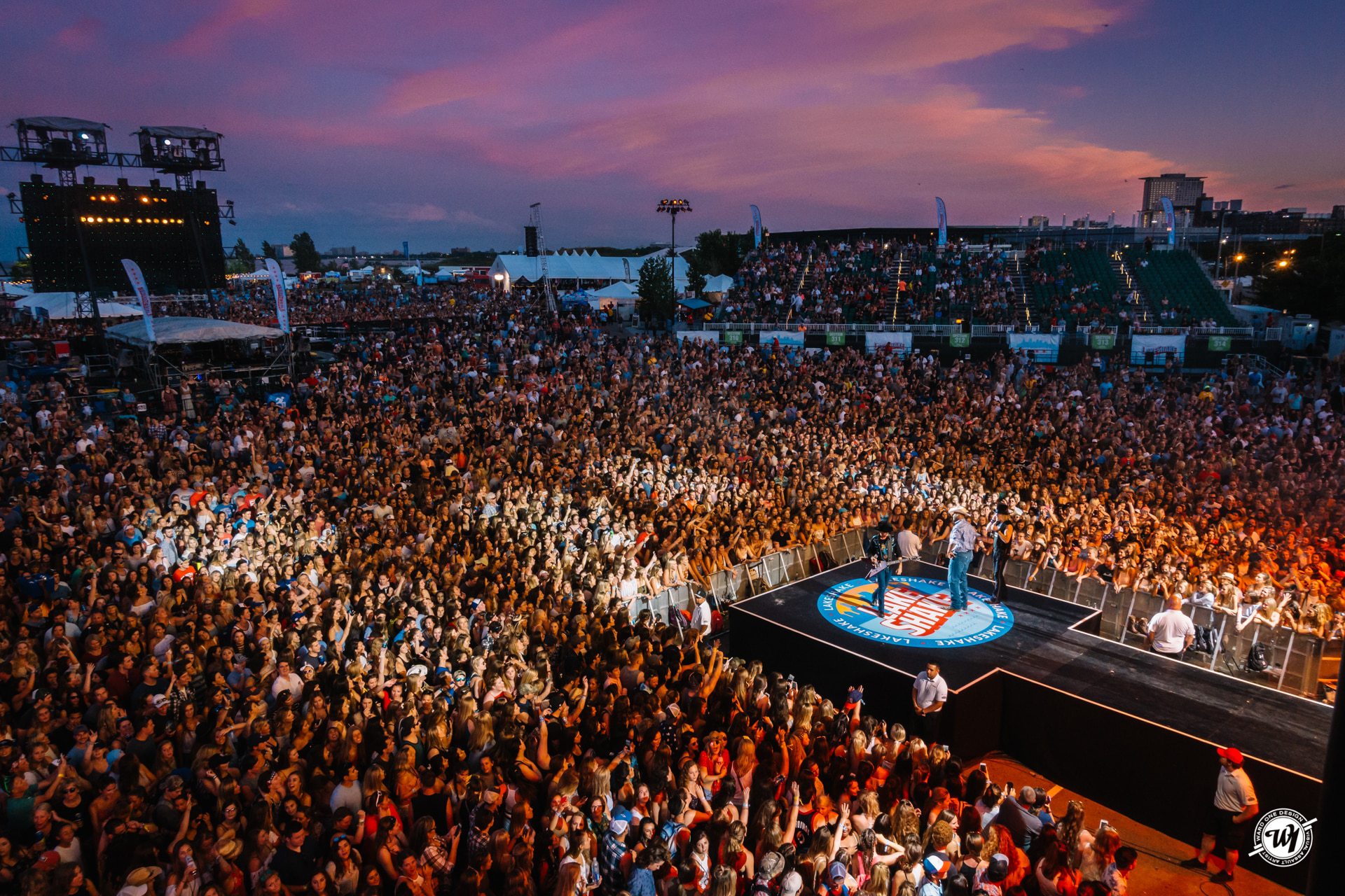 Live Nation presents Summer concert season 2017, and starts with the Country LakeShake festival.