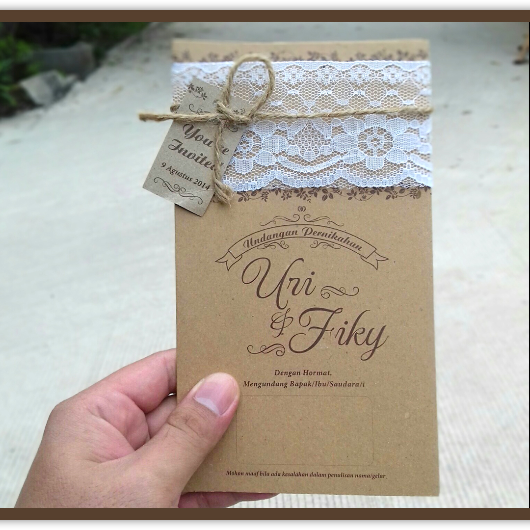 Di sinilah tempatnya contoh undangan pernikahan simple dan elegan. Contoh Undangan Pernikahan Rustic Kertas Kraft Jasa Cetak Undangan Pernikahan