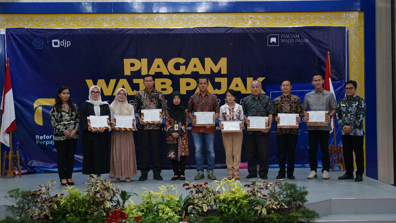 Sebagai wujud komitmen memperkuat hubungan yang seimbang antara negara dan wajib paja, DJP memberikan piagam pada wajib pajak