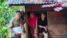 Tim UPZ Bank Bengkulu saat berkunjung ke rumah bocah yang didiagnosis mengidap cacingan akut. (wartaaspirasi.com)
