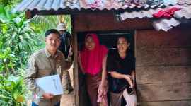 Tim UPZ Bank Bengkulu saat berkunjung ke rumah bocah yang didiagnosis mengidap cacingan akut. (wartaaspirasi.com)