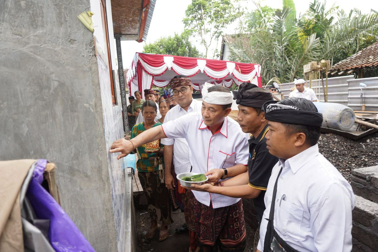 Bupati Karangasem I Gede Dana bersama Kepala Bank BPD Bali Kantor Cabang Karangasem serta Sekda I Ketut Sedana Merta, menyerahkan bantuan rumah kepada korban banjir bandang I Gusti Ngurah Suparta warga Banjar Santi, Desa/Kecamatan Selat, Minggu (12/2/2023).