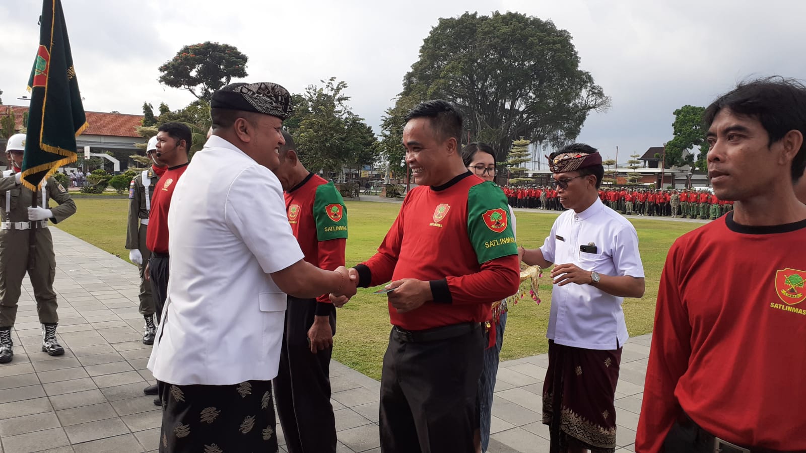 Bupati Gianyar I Made Mahayastra mengukuhkan anggota Linmas, Kamis (1/6/2023).