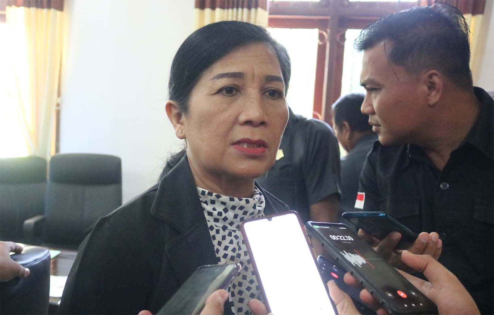 Ketua Komisi III DPRD Buleleng Luh Marleni memberikan keterangan, usai memimpin RDP dengan Direksi Perumda AMTH Buleleng, Senin (31/7/2023).