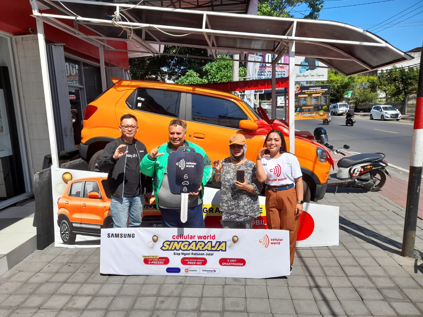 Penyerahan hadiah mobil Suzuki S-Presso untuk konsumen Cellular World pemenang program "Siap Ngasi Ratusan Juta" pada Minggu (23/7/2023) di Cellular World Singaraja