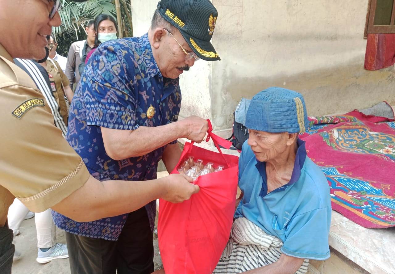 Wakil Bupati Karangasem, I Wayan Artha Dipa turun langsung memastikan data kemiskinan ekstrem yang ada di wilayahnya agar benar-benar valid.