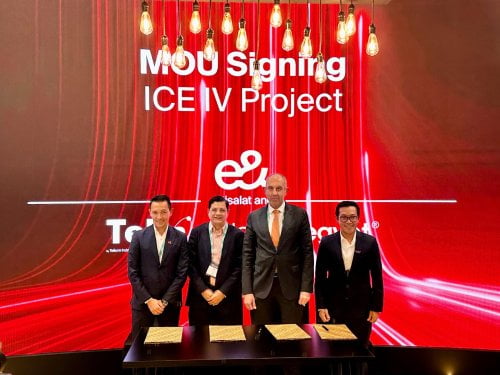 Nabil Baccouche, Group Chief Carrier Wholesale Officer (kiri), Seif Mounib, Vice President International and Wholesale Telecom Egypt (kedua dari kanan) dan Budi Satria Dharma Purba, Chief Executive Officer (CEO) Telin (paling kanan) saat penandatanganan MoU Pengembangan SKKL ICE System IV Project di Dubai.