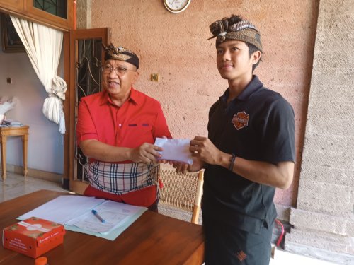 Ketua DPRD Badung, I Putu Parwata menerima Seka Yowana Dharma Shanti, Tempekan/Lingkungan Bhuana Shanti, Banjar Adat Gadon, Desa Adat Kerobokan.