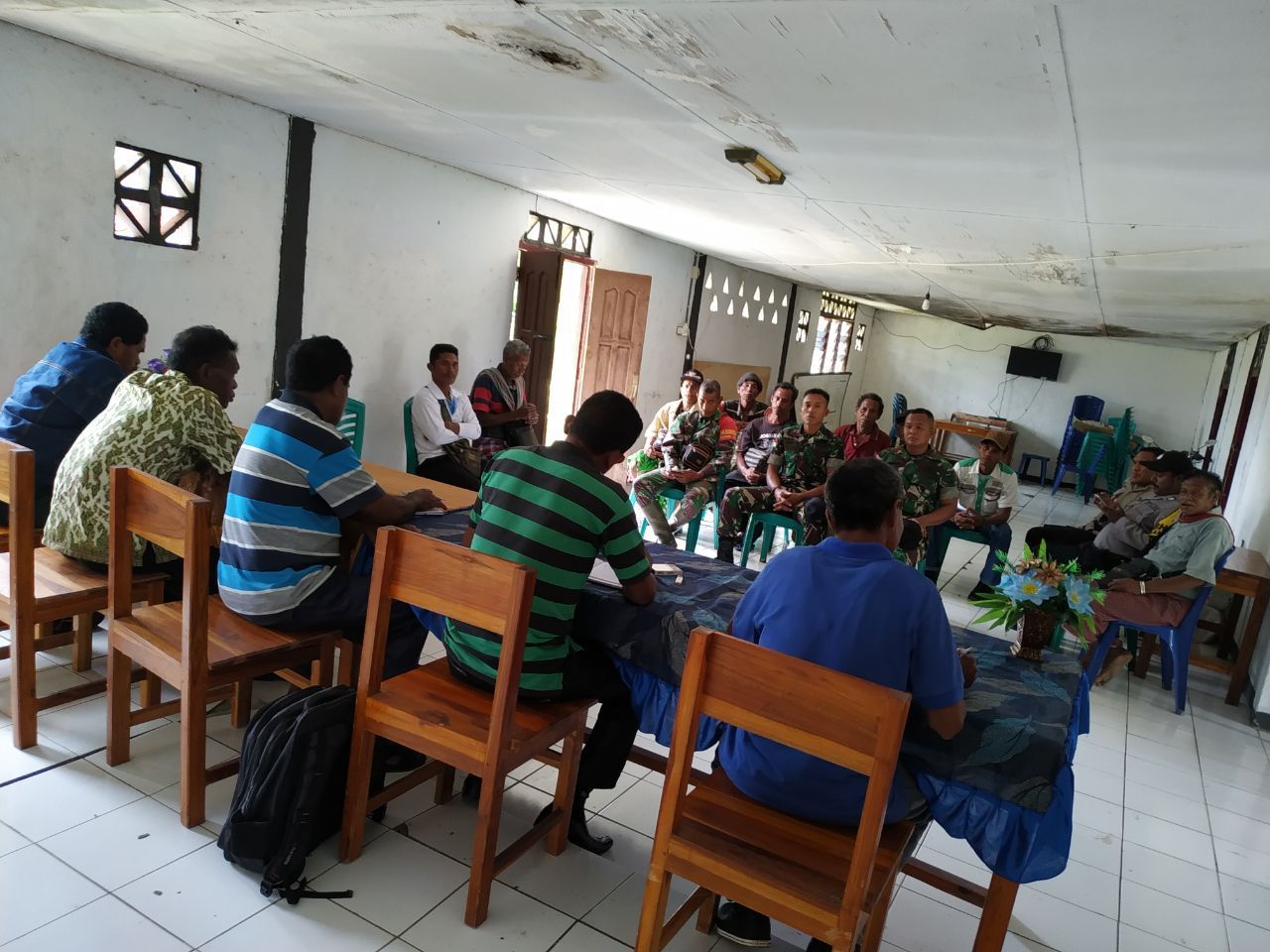 Kebersamaan Aparat dan Masyarakat Dalam Acara Rapat Adat di Kantor Desa –  Wartaindonews