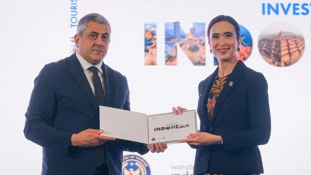 Skeptisisme Minggir Dulu, Investasi Pariwisata Indonesia Makin Bersinar 21 Sekertaris Jendral UN Tourism Zurab Pololikavshili menyerahkan pedoman investasi "Tourism Doing Business: Investing in Indonesia" kepada Menteri Pariwisata Widiyanti Putri Wardhana
