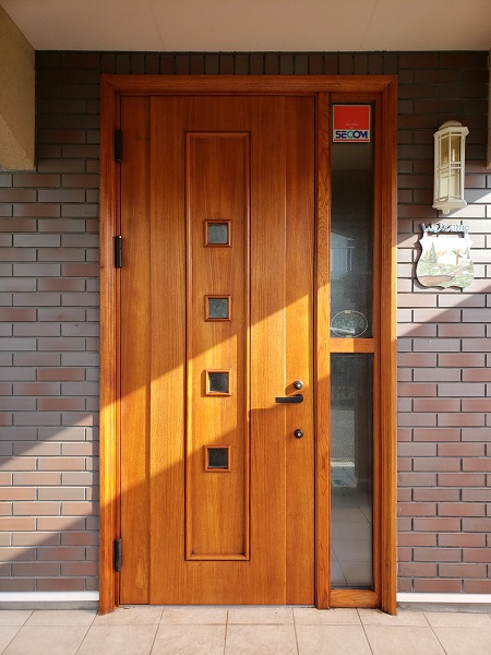 木の風合いを活かしたオイル塗装のドアです