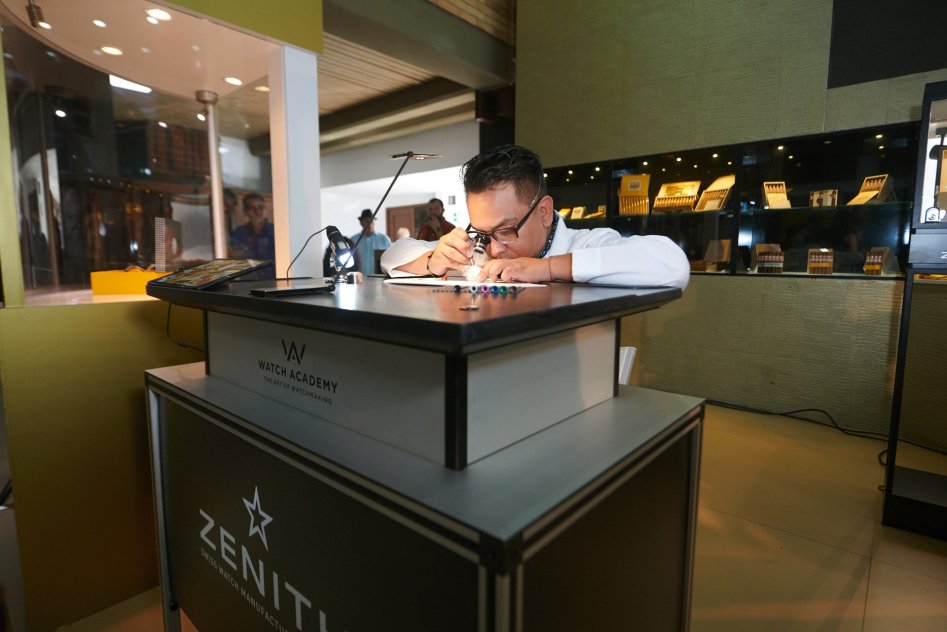 ZENITH_Watchmaker Zenith Watchmaker