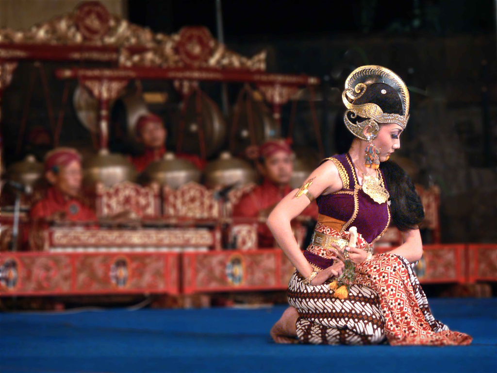Lalu, cerita yang diangkat berbasis kepada dua epic cerita kolosal yaitu mahabharata dan ramayana. Pertunjukan Wayang Di Era Modern Wawasan Sejarah