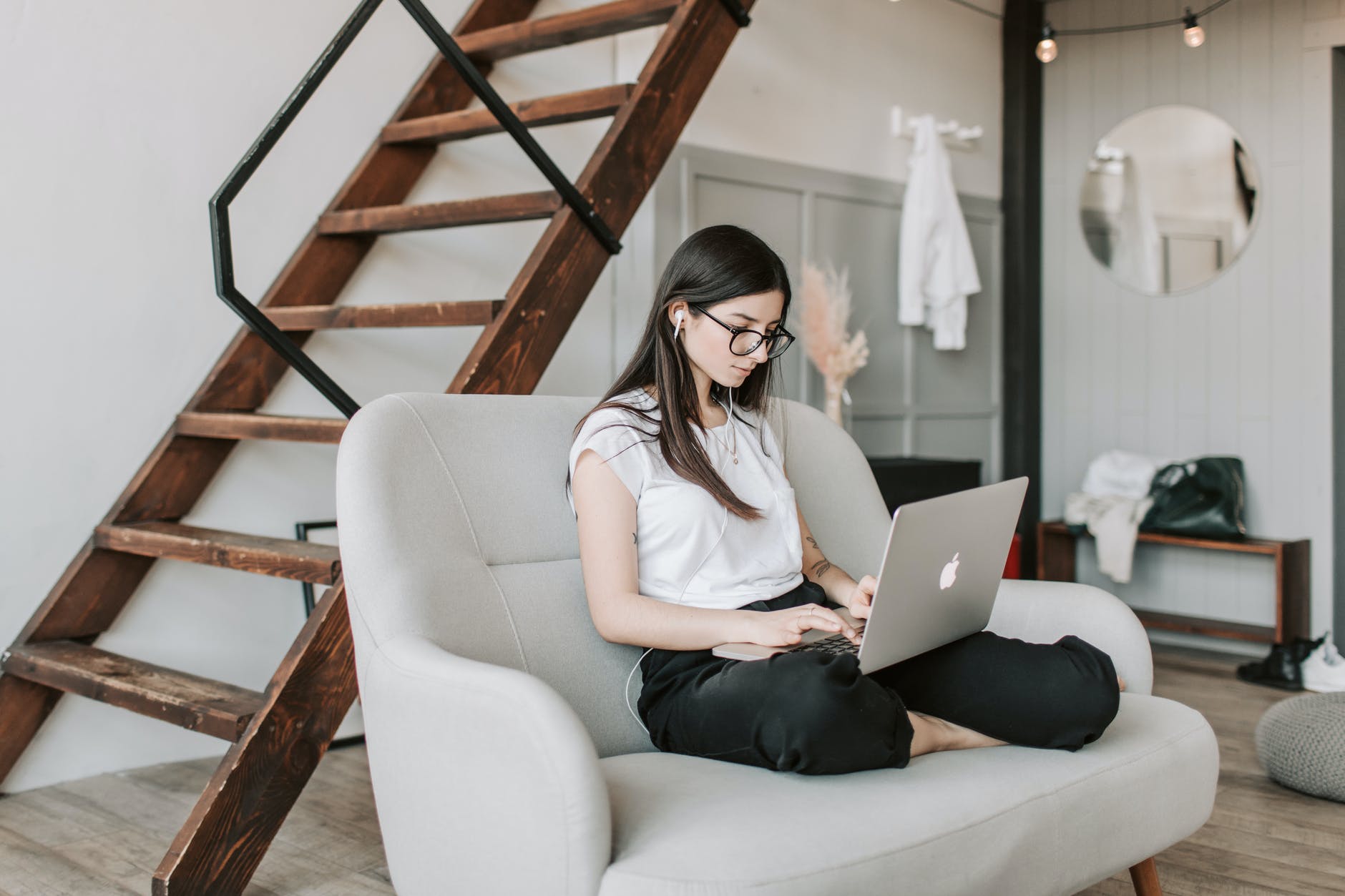 focused woman using earphones and laptop at home during work
2021 年 NETFLIX 8月上架新片整理,7/10 更新