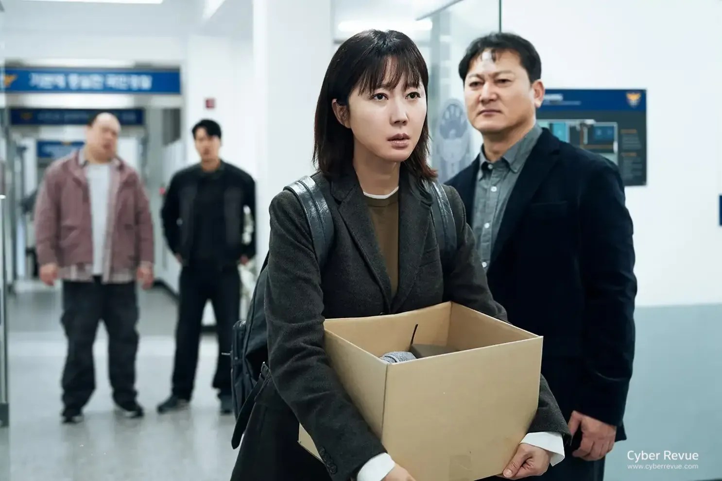 Netflix 電影《Cross：跨界任務2》最強夫妻檔回歸！黃晸珉續當主夫特務被老婆廉晶雅拖去救國寶