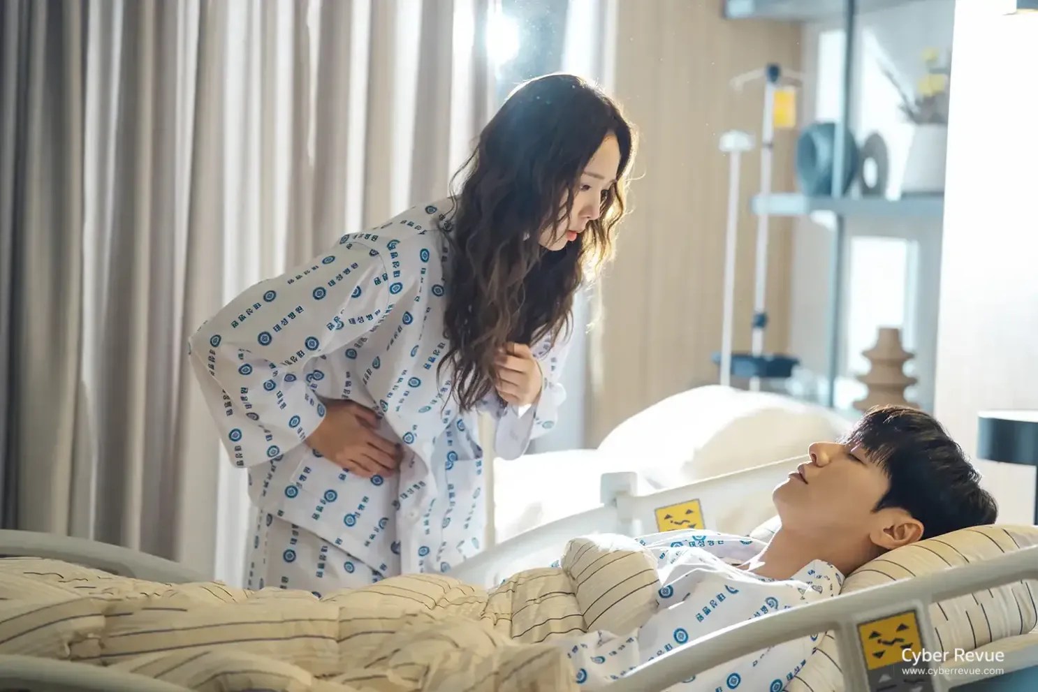 Netflix 韓劇《戀愛充電中》一碰就通電!金英光與蔡秀彬簽訂肉體充電契約