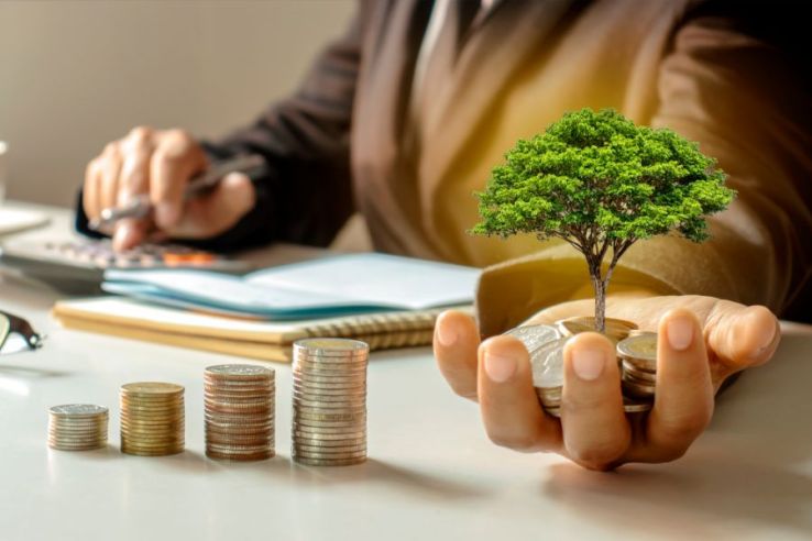 A man with money doing product validation for Amazon FBA